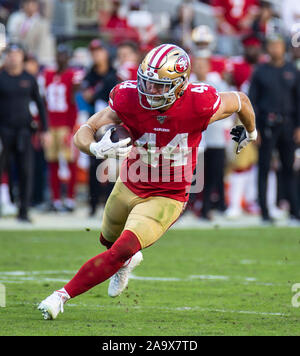 Santa Clara, Kalifornien, USA. 17. Nov, 2019. San Francisco Verteidiger Kyle Juszczyk (44) läuft mit dem Fußball während der NFL Football Spiel zwischen den Arizona Cardinals und den San Francisco 49ers 36-26 bei Levi Stadion Santa Clara, Calif. Thurman James/CSM-Kredit gewinnen: Cal Sport Media/Alamy leben Nachrichten Stockfoto