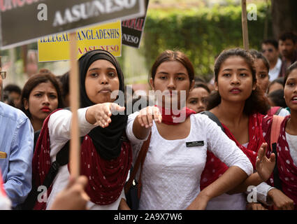 Guwahati, Indien. 18. November 2019. Protest gegen Staatsbürgerschaft Änderung Rechnung 2016. Guwahati, Assam, Indien. 18. November 2019. Aktivistinnen aller Assam Students Union (aasu) und North East Students' Organisation (Neso) shout Slogans bei einer Demonstration gegen die Regierung Staatsbürgerschaft Änderung Rechnung, in Guwahati am 18. November 2019. Foto: David Talukdar/Alamy leben Nachrichten Stockfoto