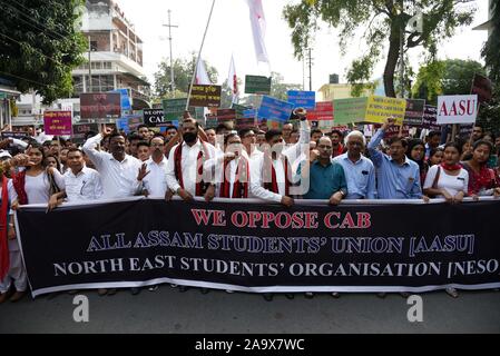 Guwahati, Indien. 18. November 2019. Protest gegen Staatsbürgerschaft Änderung Rechnung 2016. Guwahati, Assam, Indien. 18. November 2019. Aktivistinnen aller Assam Students Union (aasu) und North East Students' Organisation (Neso) shout Slogans bei einer Demonstration gegen die Regierung Staatsbürgerschaft Änderung Rechnung, in Guwahati am 18. November 2019. Foto: David Talukdar/Alamy leben Nachrichten Stockfoto