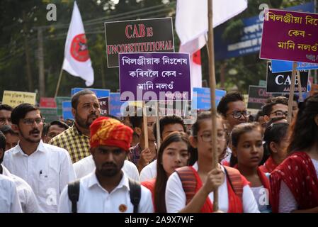 Guwahati, Indien. 18. November 2019. Protest gegen Staatsbürgerschaft Änderung Rechnung 2016. Guwahati, Assam, Indien. 18. November 2019. Aktivistinnen aller Assam Students Union (aasu) und North East Students' Organisation (Neso) shout Slogans bei einer Demonstration gegen die Regierung Staatsbürgerschaft Änderung Rechnung, in Guwahati am 18. November 2019. Foto: David Talukdar/Alamy leben Nachrichten Stockfoto