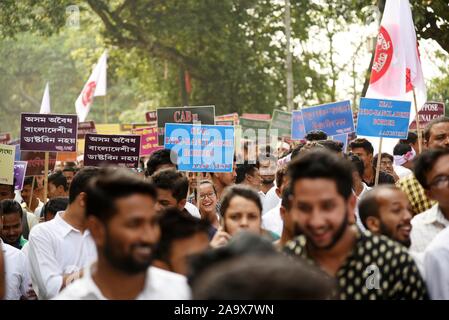 Guwahati, Indien. 18. November 2019. Protest gegen Staatsbürgerschaft Änderung Rechnung 2016. Guwahati, Assam, Indien. 18. November 2019. Aktivistinnen aller Assam Students Union (aasu) und North East Students' Organisation (Neso) shout Slogans bei einer Demonstration gegen die Regierung Staatsbürgerschaft Änderung Rechnung, in Guwahati am 18. November 2019. Foto: David Talukdar/Alamy leben Nachrichten Stockfoto