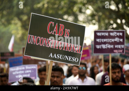 Guwahati, Indien. 18. November 2019. Protest gegen Staatsbürgerschaft Änderung Rechnung 2016. Guwahati, Assam, Indien. 18. November 2019. Aktivistinnen aller Assam Students Union (aasu) und North East Students' Organisation (Neso) shout Slogans bei einer Demonstration gegen die Regierung Staatsbürgerschaft Änderung Rechnung, in Guwahati am 18. November 2019. Foto: David Talukdar/Alamy leben Nachrichten Stockfoto