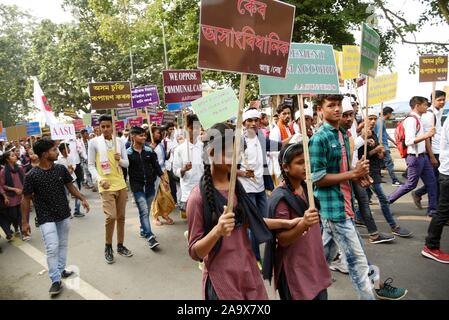 Guwahati, Indien. 18. November 2019. Protest gegen Staatsbürgerschaft Änderung Rechnung 2016. Guwahati, Assam, Indien. 18. November 2019. Aktivistinnen aller Assam Students Union (aasu) und North East Students' Organisation (Neso) shout Slogans bei einer Demonstration gegen die Regierung Staatsbürgerschaft Änderung Rechnung, in Guwahati am 18. November 2019. Foto: David Talukdar/Alamy leben Nachrichten Stockfoto