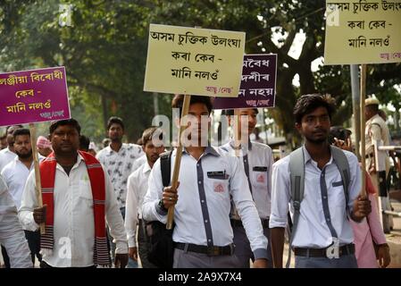 Guwahati, Indien. 18. November 2019. Protest gegen Staatsbürgerschaft Änderung Rechnung 2016. Guwahati, Assam, Indien. 18. November 2019. Aktivistinnen aller Assam Students Union (aasu) und North East Students' Organisation (Neso) shout Slogans bei einer Demonstration gegen die Regierung Staatsbürgerschaft Änderung Rechnung, in Guwahati am 18. November 2019. Foto: David Talukdar/Alamy leben Nachrichten Stockfoto