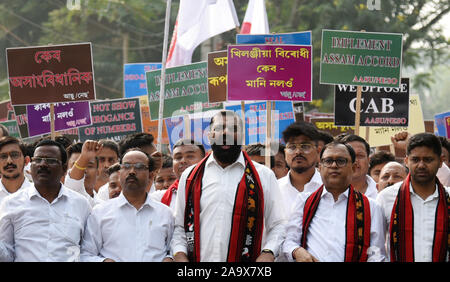 Guwahati, Indien. 18. November 2019. Protest gegen Staatsbürgerschaft Änderung Rechnung 2016. Guwahati, Assam, Indien. 18. November 2019. Aktivistinnen aller Assam Students Union (aasu) und North East Students' Organisation (Neso) shout Slogans bei einer Demonstration gegen die Regierung Staatsbürgerschaft Änderung Rechnung, in Guwahati am 18. November 2019. Foto: David Talukdar/Alamy leben Nachrichten Stockfoto