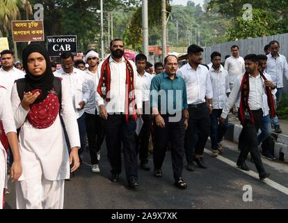 Guwahati, Indien. 18. November 2019. Protest gegen Staatsbürgerschaft Änderung Rechnung 2016. Guwahati, Assam, Indien. 18. November 2019. Aktivistinnen aller Assam Students Union (aasu) und North East Students' Organisation (Neso) shout Slogans bei einer Demonstration gegen die Regierung Staatsbürgerschaft Änderung Rechnung, in Guwahati am 18. November 2019. Foto: David Talukdar/Alamy leben Nachrichten Stockfoto