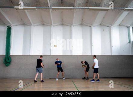 Potsdam, Deutschland. 30 Okt, 2019. Studenten Zug mit Volley Bälle in einer Turnhalle auf dem Gelände der Sport-Eliteschule Potsdam. Der Sportschule Potsdam ist eines von 43 Elite Sport Schulen in Deutschland. (Auf 'Eliteschulen des Sports - ein Leben zwischen Sieg und Niederlage') Credit: Fabian Sommer/dpa/ZB/dpa/Alamy leben Nachrichten Stockfoto