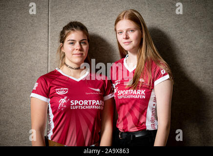 Potsdam, Deutschland. 30 Okt, 2019. Lea Winkler (r) und Anna Fristet, Studenten der Sport-Eliteschule Potsdam, stehen in einer Sporthalle auf dem Gelände der Schule. Der Sportschule Potsdam ist eines von 43 Elite Sport Schulen in Deutschland. (Auf 'Eliteschulen des Sports - ein Leben zwischen Sieg und Niederlage') Credit: Fabian Sommer/dpa/ZB/dpa/Alamy leben Nachrichten Stockfoto