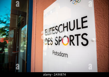 Potsdam, Deutschland. 30 Okt, 2019. Das Zeichen des Sport-Eliteschule Potsdam hängt neben dem Haupteingang der Schule. Der Sportschule Potsdam ist eines von 43 Elite Sport Schulen in Deutschland. (Auf 'Eliteschulen des Sports - ein Leben zwischen Sieg und Niederlage') Credit: Fabian Sommer/dpa/ZB/dpa/Alamy leben Nachrichten Stockfoto