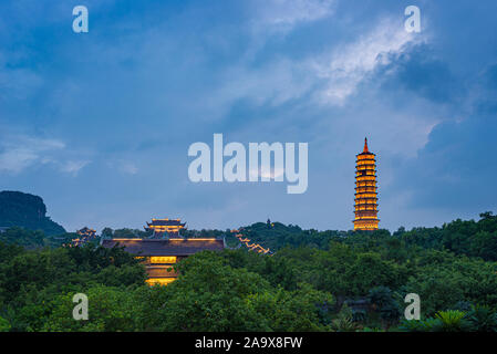 Bai Dinh Pagode bei Dämmerung, Ninh Binh, der größten buddhistischen Tempel Komplex in Vietnam, touristische religiösen Reiseziel. Malerische Karstlandschaft. Stockfoto