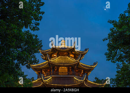 Bai Dinh Pagode bei Dämmerung, Ninh Binh, der größten buddhistischen Tempel Komplex in Vietnam, touristische religiösen Reiseziel. Malerische Karstlandschaft. Stockfoto