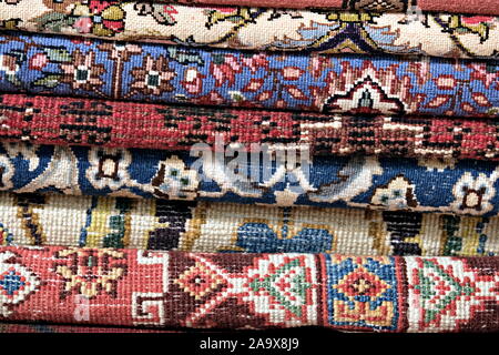 In der Nähe Blick auf einen Stapel der persischen Teppiche Stockfoto
