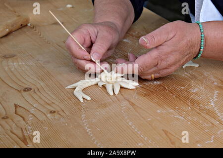 Der Blick auf die Hand einer Frau, die schmückt eine traditionelle sardische Brot Süße Stockfoto