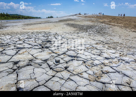 Vulcanii Noroiosi getrocknete Erde in Paclele Mari - berca Schlammvulkane geologischen und botanischen Reservierung in Scortoasa Gemeinde, Rumänien Stockfoto