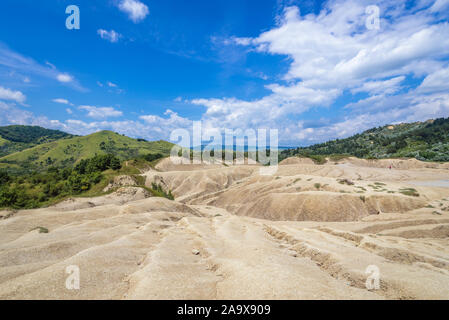 Landschaft von Vulcanii Noroiosi Paclele Mari - berca Schlammvulkane geologischen und botanischen Reservierung in Scortoasa Gemeinde, Rumänien Stockfoto