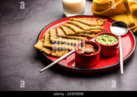 Aloo Paratha/Indischen Kartoffel gefüllte Fladenbrot mit Butter auf der Oberseite. Mit frischen süssen Lassi, Chutney und eingelegten Gurken serviert. selektive Fokus Stockfoto