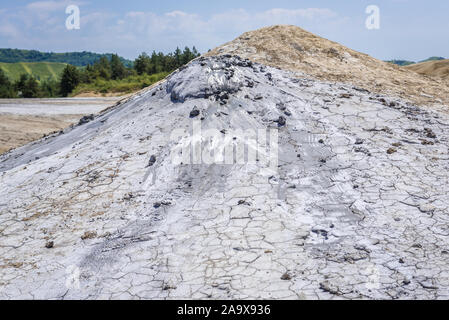 Vulcanii Noroiosi getrocknete Erde in Paclele Mari - berca Schlammvulkane geologischen und botanischen Reservierung in Scortoasa Gemeinde, Rumänien Stockfoto