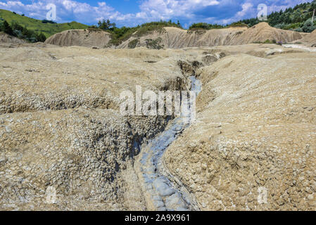 Land Vulcanii Noroiosi Paclele Formationen von Mari - berca Schlammvulkane geologischen und botanischen Reservierung in Scortoasa Gemeinde, Rumänien Stockfoto