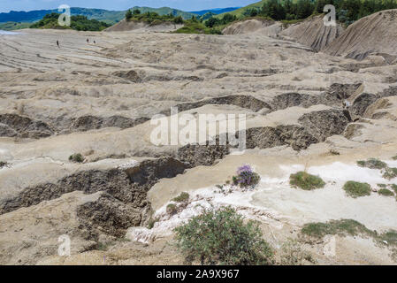 Landschaft von Vulcanii Noroiosi Paclele Mari - berca Schlammvulkane geologischen und botanischen Reservierung in Scortoasa Gemeinde, Rumänien Stockfoto