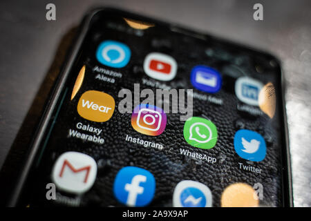 Ein Bildschirm des Smartphones mit vielen sozialen Medien und wichtige Anwendungen, Apps auf dem Bildschirm, Facebook, Twitter, Google Mail, Spotify, Instagram, WhatsApp etc. Stockfoto