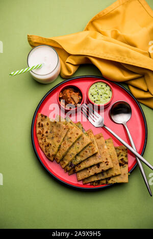 Aloo Paratha/Indischen Kartoffel gefüllte Fladenbrot mit Butter auf der Oberseite. Mit frischen süssen Lassi, Chutney und eingelegten Gurken serviert. selektive Fokus Stockfoto