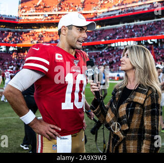 Santa Clara, Kalifornien, USA. 17. Nov, 2019. San Francisco Quarterback Jimmy Garoppolo (10) mit Fox Sport nach der NFL Football Spiel zwischen den Arizona Cardinals und den San Francisco 49ers 36-26 bei Levi Stadion Santa Clara, Calif. Thurman James/CSM-Kredit gewinnen: Cal Sport Media/Alamy leben Nachrichten Stockfoto