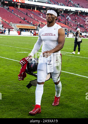 Santa Clara, Kalifornien, USA. 17. Nov, 2019. Arizona quarterback Kyler Murray (1) Fuß des Feldes nach der NFL Football Spiel zwischen den Arizona Cardinals und den San Francisco 49ers 26-36 bei Levi Stadion Santa Clara, Calif. Thurman James/CSM Kreditkarte verloren: Cal Sport Media/Alamy leben Nachrichten Stockfoto