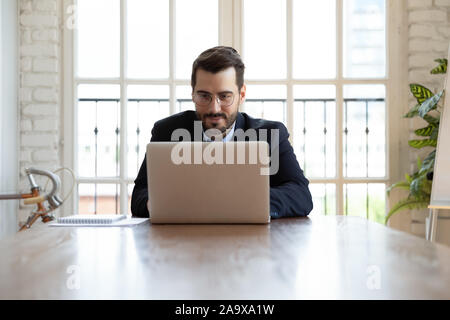 Im Mittelpunkt erfolgreicher Unternehmer Arbeiten am Computer. Stockfoto