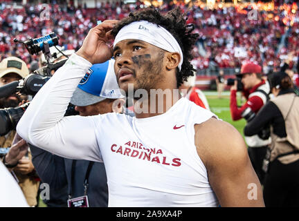 Santa Clara, Kalifornien, USA. 17. Nov, 2019. Arizona quarterback Kyler Murray (1) Fuß des Feldes nach der NFL Football Spiel zwischen den Arizona Cardinals und den San Francisco 49ers 26-36 bei Levi Stadion Santa Clara, Calif. Thurman James/CSM Kreditkarte verloren: Cal Sport Media/Alamy leben Nachrichten Stockfoto