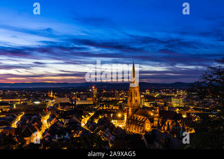 Deutschland, große Lichter der Stadt Freiburg im Breisgau Skyline und das Stadtbild bei Nacht in magischen Dämmerung beleuchtete nach Sonnenuntergang, Luftbild von oben t Stockfoto