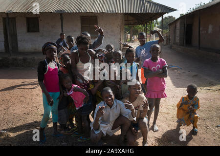 Gabu, Republik Guinea-Bissau - 11. Februar 2018: die Gruppe der Kinder in einem Slum am Rande der Stadt von Gabu, in Guinea-Bissau, West Afrika. Stockfoto