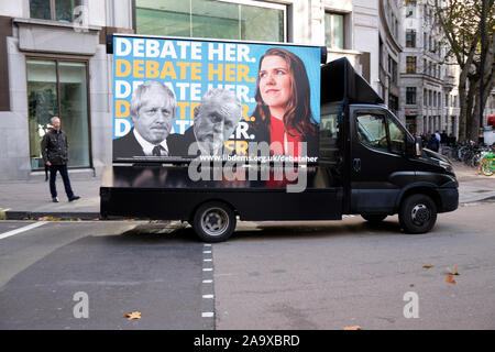 London, Großbritannien. November 2019. Bewegte Plakatwand mit Bild von Jo Swinson, dem Vorsitzenden der Liberaldemokratischen Partei, und dem Slogan „DEBATE HER“, wie der hohe Gerichtshof heute einen Antrag hört, der ihren Ausschluss aus der Debatte der ITV-Führer anfordert. Stockfoto