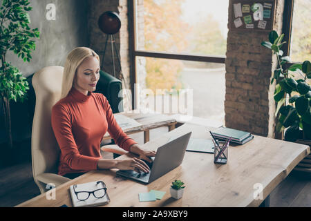 Oben über hohen Winkel Foto anzeigen fröhliche, positive Recht Unternehmer auf der Suche nach Laptop Bildschirm mit Brille liegen in der Nähe der Fenster Stockfoto