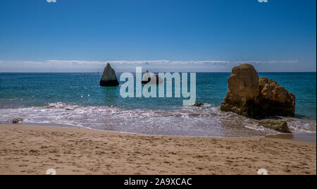 Felsvorsprung entlang den Strand Stockfoto