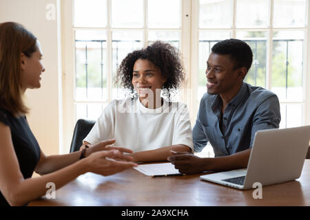 Lächelnd diverse Kunden treffen real estate agent im Büro. Stockfoto