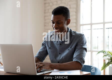 Mischlinge junges Unternehmen Mitarbeiter Mitarbeiter manager Arbeiten am Computer. Stockfoto