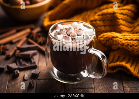 Heiße Schokolade und Marshmallows in Glas mug auf hölzernen Tisch. Dunkle Moody essen Foto Stockfoto