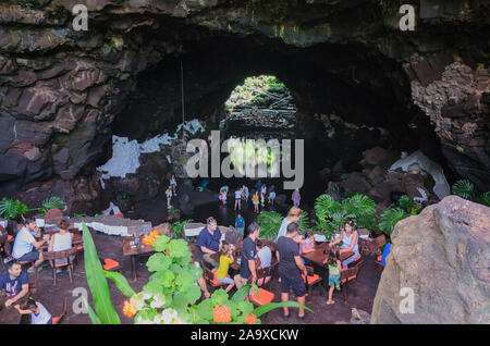 Lanzarote, Kanarische Inseln, Spain-September 2, 2018. Unterirdischen Salzsee in den Jameos del Agua ist das Zentrum der Kunst, Kultur und Tourismus insid Stockfoto