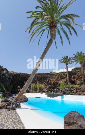 Lanzarote, Kanarische Inseln, Spain-September 2, 2018. Blick auf Pool mit Palme in den Jameos del Agua ist das Zentrum der Kunst, Kultur und Tourismus Stockfoto