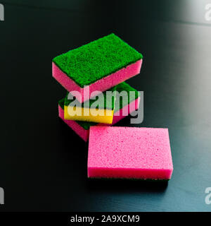 Bunte waschen Schwämme für Abwasch. Stockfoto