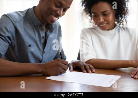 Fokus auf männlichen Händen, der die Feder, unterzeichnen Vertrag. Stockfoto