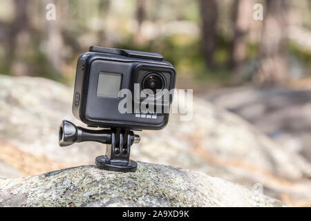 Fontainebleau, Frankreich - Mai 01, 2019: anschauliches Bild eines Action Kamera GoPro Hero 7 Schwarz im Freien auf einem Felsen im Wald. Stockfoto