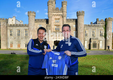 Cardiff City CEO Ken Choo und neuen Manager Neil Harris schütteln sich die Hände, da sie eine Drosseln shirt Hensol Schloss, Glamorgan halten. Stockfoto