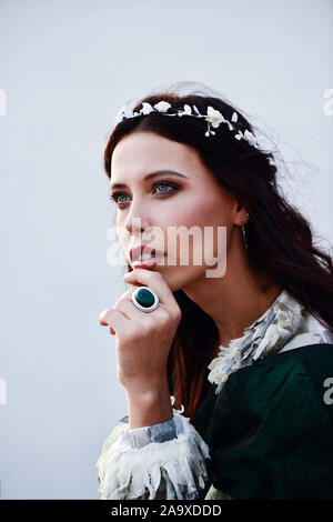 Schöne junge Frau mit Vintage Kleidung und Schmuck Stockfoto