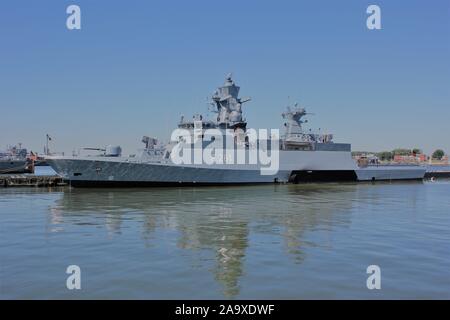 Die deutsche Korvette MAGDEBURG (F261) in Wilhelmshaven Marinestützpunkt, Deutschland günstig Stockfoto