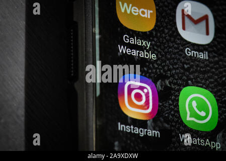 Ein Bildschirm des Smartphones mit vielen sozialen Medien und wichtige Anwendungen, Apps auf dem Bildschirm, Facebook, Twitter, Google Mail, Spotify, Instagram, WhatsApp etc. Stockfoto