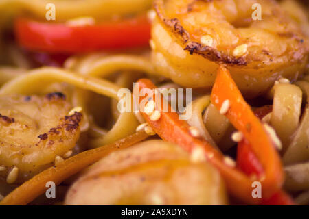 Japanisch Meeresfrüchte Pasta mit Garnelen und seasame Nahaufnahme. Stockfoto