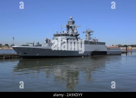 Die deutsche Korvette MAGDEBURG (F261) in Wilhelmshaven Marinestützpunkt, Deutschland günstig Stockfoto