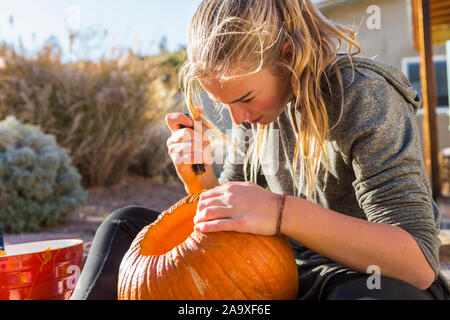 Ein junges Mädchen das Schnitzen eines Kürbis an Halloween, Stockfoto