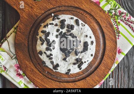 Köstlich süßen Snack serviert in einem Vintage Style. Donut mit einem Loch in der White Topping auf dunklem Holz. Stockfoto